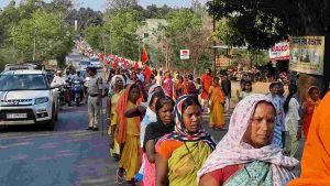 धर्मांतरण मामले में सड़क पर उतरे लोग, हॉलीक्रॉस नर्सिंग कॉलेज की प्राचार्या की गिरफ्तारी की मांग तेज,हिंदू संगठनों ने रैली निकालकर मुख्यमंत्री के नाम सौंपा ज्ञापन 6 IMG 20250410 WA0029