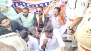 धर्मांतरण मामले में सड़क पर उतरे लोग, हॉलीक्रॉस नर्सिंग कॉलेज की प्राचार्या की गिरफ्तारी की मांग तेज,हिंदू संगठनों ने रैली निकालकर मुख्यमंत्री के नाम सौंपा ज्ञापन 2 IMG 20250410 20054900