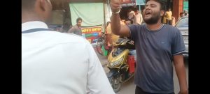 सत्ता के नशे में चूर सरपंच और उसके पार्टनर का तांडव — ट्रैफिक पुलिस से की बदसलूकी, वर्दी उतरवाने की धमकी, नशे में धुत होकर कहा "ऊपर तक लिंक है" 3 IMG 20250506 WA0006