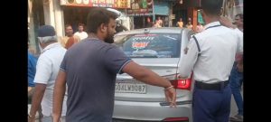 सत्ता के नशे में चूर सरपंच और उसके पार्टनर का तांडव — ट्रैफिक पुलिस से की बदसलूकी, वर्दी उतरवाने की धमकी, नशे में धुत होकर कहा "ऊपर तक लिंक है" 5 IMG 20250506 WA0011