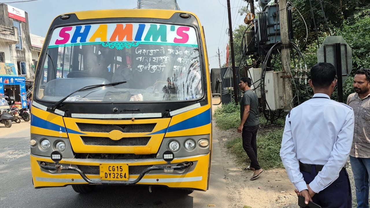 कानफाड़ू प्रेशर हॉर्न पर कुनकुरी पुलिस की सख्त कार्रवाई — शमीम बस के ड्राइवर पर ₹2500 का चालान,ड्राइविंग लाइसेंस निरस्त करने की प्रक्रिया शुरू 1 IMG 20251025 WA0006