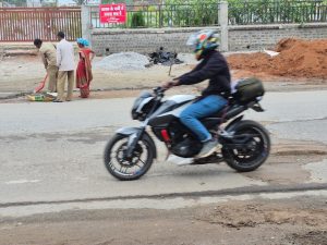 मुख्यमंत्री के सड़क मार्ग से गुजरने का गड्ढों पर हुआ बड़ा असर,मिट्टी से ही भरने लगे गड्ढे 4 IMG 20251030 WA0008