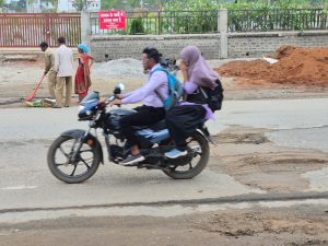 मुख्यमंत्री के सड़क मार्ग से गुजरने का गड्ढों पर हुआ बड़ा असर,मिट्टी से ही भरने लगे गड्ढे 3 IMG 20251030 WA0009