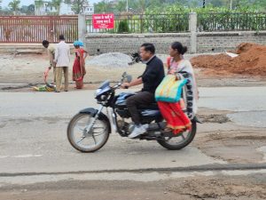 मुख्यमंत्री के सड़क मार्ग से गुजरने का गड्ढों पर हुआ बड़ा असर,मिट्टी से ही भरने लगे गड्ढे 2 IMG 20251030 WA0011
