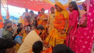 माँ समलेश्वरी के आशीर्वाद से प्रबल प्रताप सिंह जूदेव ने 140 लोगों को कराई घर वापसी,कार्तिक उरांव को किया नमन 3 IMG 20251031 WA0033