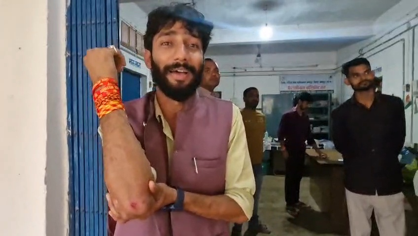 जनपद सदस्य राकेश गुप्ता पर सरेराह जानलेवा हमला, कार सवार युवकों ने की मारपीट, मोबाइल भी छीना,मामला थाने पहुंचा 1 VID 20251031 WA0079