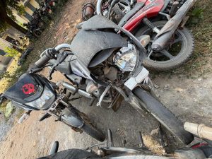 कुनकुरी में सड़क हादसा बना कड़वी सच्चाई का आईना — मर गया सरकारी सिस्टम और मर गई मानवीय संवेदना ! 2 IMG 20251205 WA0027