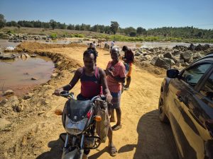 ईब नदी पर चल रहे सोना खदानों से नदी का पानी हुआ लाल,परम्परा का हवाला देकर नदी का जीवन खतरे में डाल रहा मानव समूह,सरकार को इसका पता नहीं! 4 IMG 20260210 WA0028