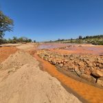 ईब नदी पर चल रहे सोना खदानों से नदी का पानी हुआ लाल,परम्परा का हवाला देकर नदी का जीवन खतरे में डाल रहा मानव समूह,सरकार को इसका पता नहीं!