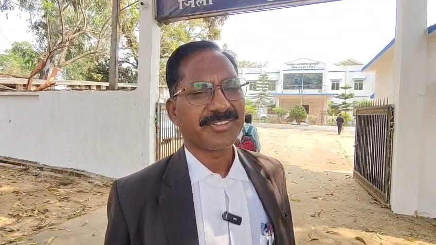 न्याय के मंदिर में बाल श्रम का आरोप: न्यायालय परिसर में शौचालय निर्माण में बच्चों से काम कराने की शिकायत, पुलिस जांच में जुटी